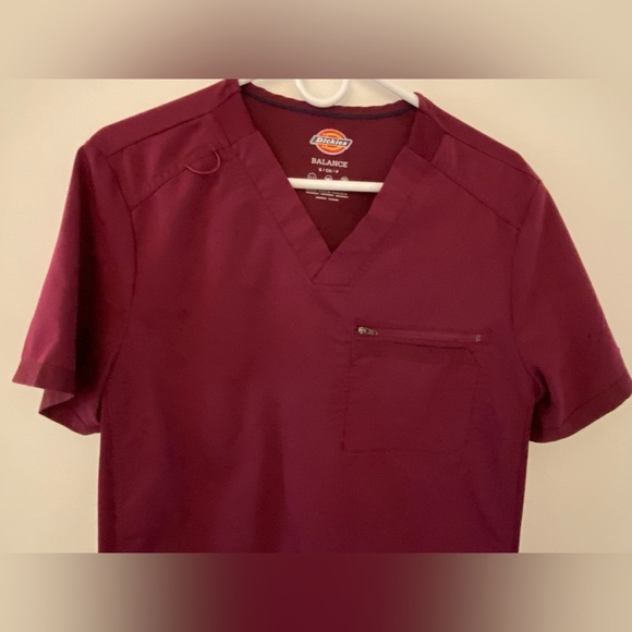 Dickies Nurse Scrub Burgundy Short Sleeve Shirt Women’s Sz Small - Picture 3 of 11
